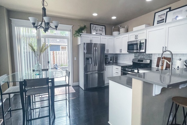 Geladeira, micro-ondas, fogão, cooktop