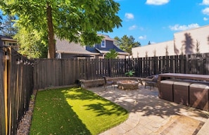 A backyard with a wooden fence, a lawn, a fire pit, and outdoor furniture. - Patio w/ fire pit home ✶ 10min to DT → Has it all! (Portland)