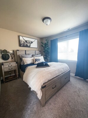 4 bedrooms, desk, iron/ironing board, free WiFi - Patio w/ fire pit home ✶ 10min to DT → Has it all! (Portland)