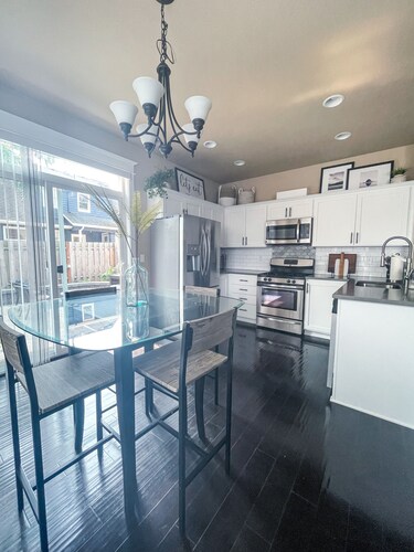 Patio w/ fire pit home ✶ 10min to DT → Has it all!