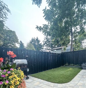 Property grounds - Patio w/ fire pit home ✶ 10min to DT → Has it all! (Portland)