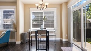 Dining - Patio w/ fire pit home ✶ 10min to DT → Has it all! (Portland)