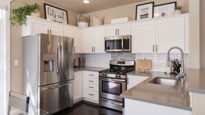 Private kitchen - Patio w/ fire pit home ✶ 10min to DT → Has it all! (Portland)