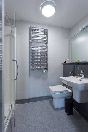 淋浴设施、吹风机、毛巾、肥皂