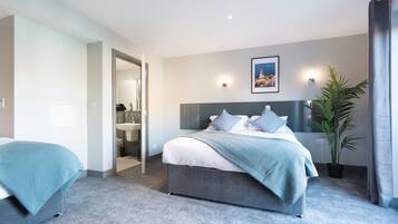 أسرّة بإسفنج يتكيف مع شكل الجسم ومكتب ومساحة عمل للكمبيوتر المحمول