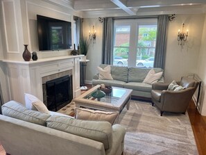 Smart TV, fireplace - Stunning, Large Historic Annapolis Home, Steps to Downtown, Private Driveway! (Annapolis)