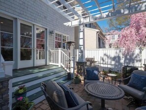 Outdoor dining - Stunning, Large Historic Annapolis Home, Steps to Downtown, Private Driveway! (Annapolis)