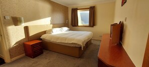 3 Schlafzimmer, Schreibtisch, Bügeleisen/Bügelbrett, kostenloses WLAN