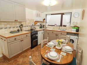 Cottage | Private kitchen | Fridge, electric kettle, toaster, cookware/dishes/utensils - Penn Lea (Tenby)