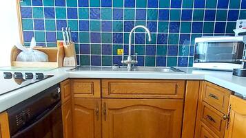 Geladeira, micro-ondas, fogão, cooktop