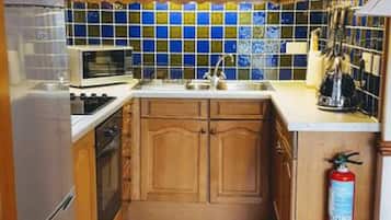 Een koelkast, een microgolfoven, een oven, een kookplaat