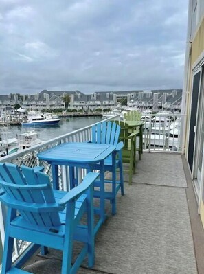 Outdoor dining - Luxury 14th St, Corner Unit Bayfront, 3 blocks to beach. (Ocean City)