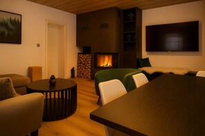 Apartemen Keluarga, 2 kamar tidur, tepi gunung | Ruang keluarga | Smart TV 170-cm dengan saluran TV satelit, TV, dan perapian