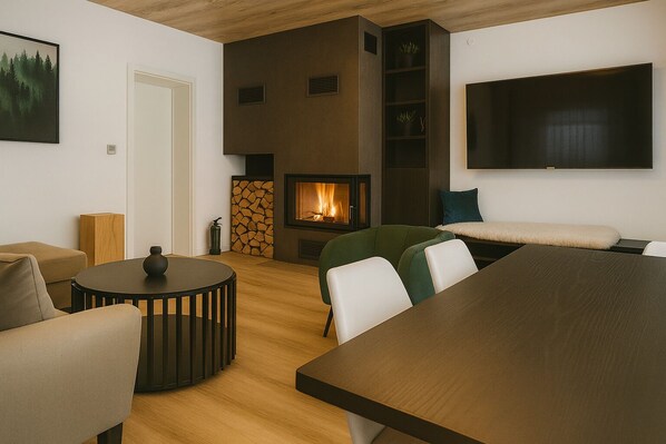 Apartamento familiar, 2 habitaciones, junto a la montaña | Zona de estar | Smart TV de 170 cm con canales por satélite, una televisión