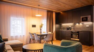 Apartemen Standar | Area keluarga | Smart TV 170-cm dengan saluran TV satelit, TV, dan perapian