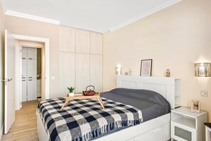 1 slaapkamer, een bureau, een strijkplank/strijkijzer, reisbedje