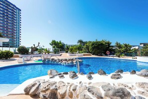 Una piscina al aire libre