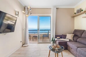 Älytelevisio, videopelikonsoli, musiikkikirjasto, videokirjasto