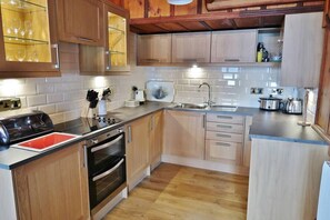 Fridge, microwave, oven, stovetop - Loch Rannoch Highland Club,  Lochside 1 Lodge (Kinloch Rannoch)