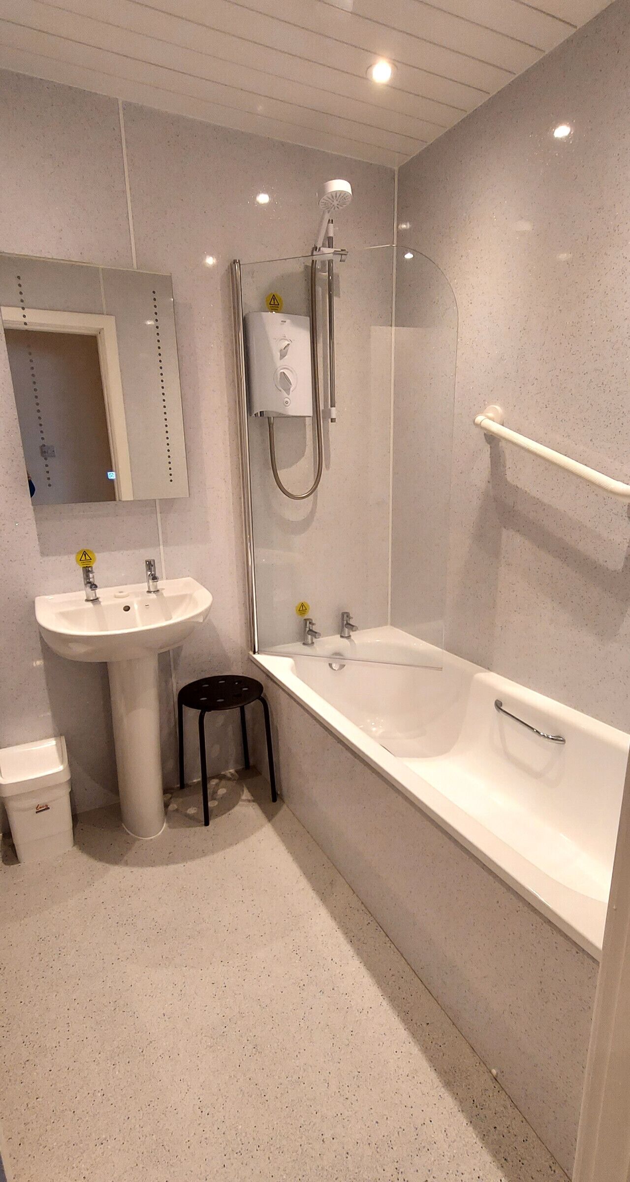 Een haardroger, handdoeken