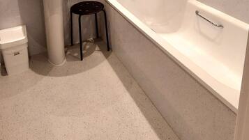 Een haardroger, handdoeken