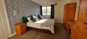2 bedrooms, desk, iron/ironing board, free WiFi