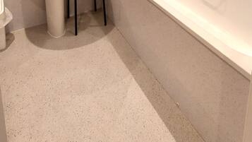 Een haardroger, handdoeken