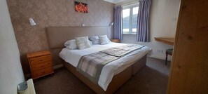 2 chambres, bureau, fer et planche à repasser, accès au Wi-Fi (inclus)
