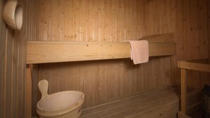 A wooden sauna room with benches and a wooden basin. - Loch Rannoch Highland Club, Highland Lodge 36 (Kinloch Rannoch)