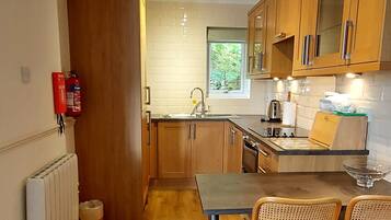 冷蔵庫、電子レンジ、オーブン、コンロ