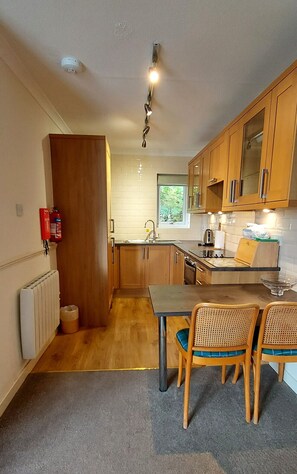 Fridge, microwave, oven, stovetop - Loch Rannoch Highland Club, Lochside Lodge 7 (Kinloch Rannoch)