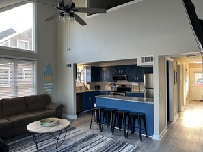 Fridge, microwave, oven, stovetop - Sleep 8 in this guest fave! All new, fresh & fun!walk to lake and marina. (Holiday Island)