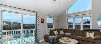 Sleep 8 in this guest fave! All new, fresh & fun!walk to lake and marina.