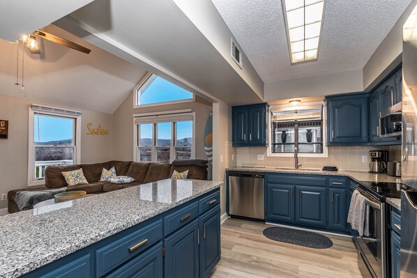 Fridge, microwave, oven, stovetop - Sleep 8 in this guest fave! All new, fresh & fun!walk to lake and marina. (Holiday Island)