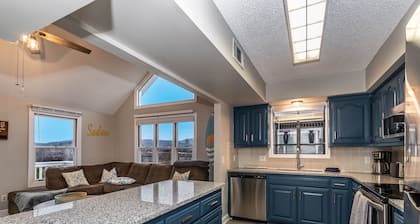 Sleep 8 in this guest fave! All new, fresh & fun!walk to lake and marina.