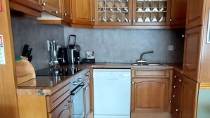 Fridge, microwave, oven, stovetop - Loch Rannoch Highland Club, Otter Lodge 1 (Kinloch Rannoch)