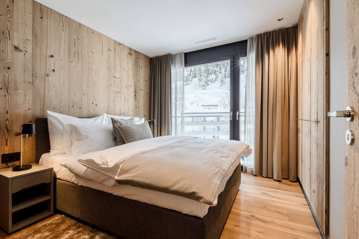 Premium bedding, down comforters, in-room safe, blackout drapes