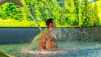 Een sauna, een bubbelbad, een stoombad, hotstone-massages