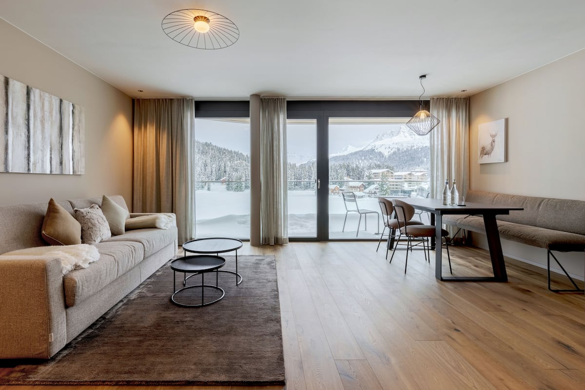 Lake View 2-Bedroom Suite | Área de sala de estar | Smart TV de 50 pulgadas con canales digitales, televisión y tablet