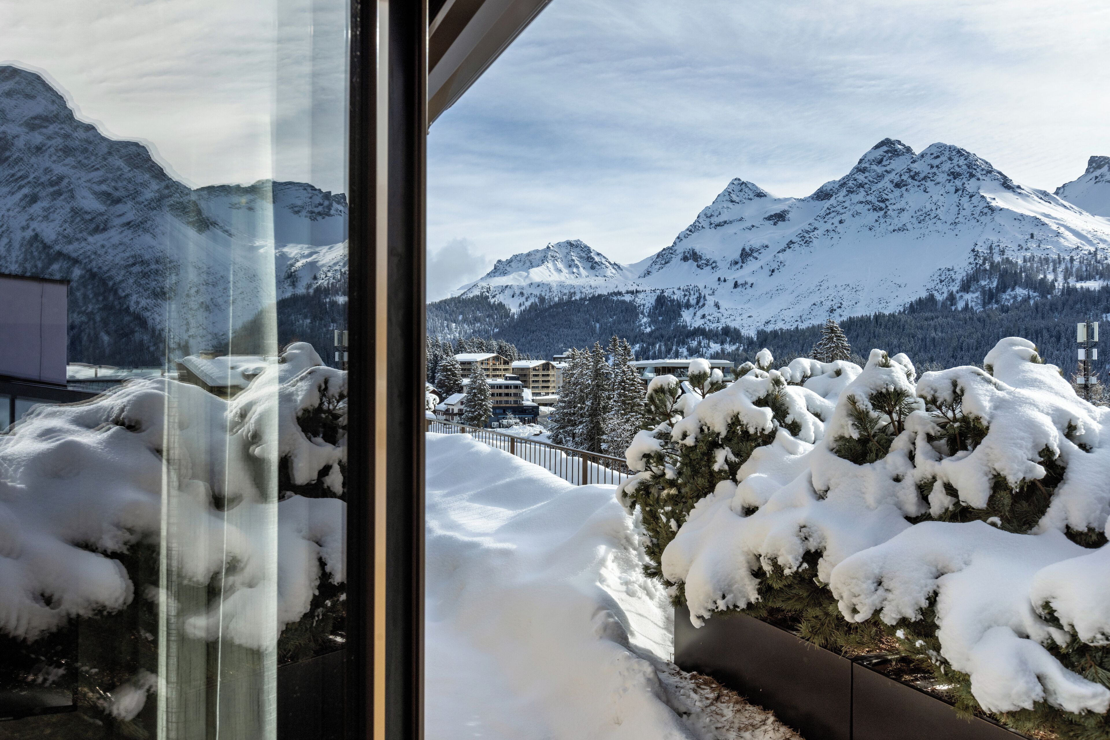 أغطية فراش متميزة وألحفة محشوة بالريش وخزنة داخل الغرفة وستائر تعتيم