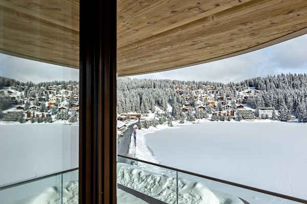 Smart TV, tablet, piso con calefacción, servicios de streaming