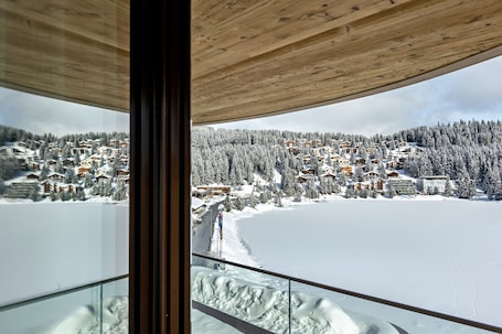 Smart TV, tablet, piso con calefacción, servicios de streaming