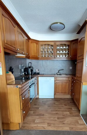 Frigorifero, microonde, forno, lavastoviglie