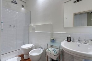 Dusche, Bidet, Handtücher, Seife