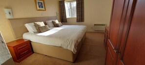 3 habitaciones, escritorio, tabla de planchar con plancha y wifi gratis 