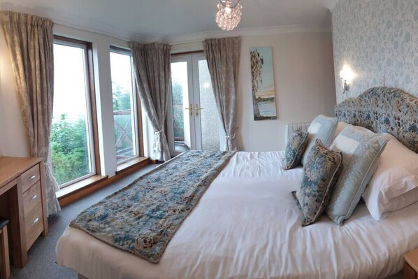 2 عدّة غرف نوم وواي فاي وملاءات أسرّة