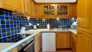 Fridge, microwave, oven, stovetop - Loch Rannoch Highland Club, Lochside Lodge 6 (Kinloch Rannoch)