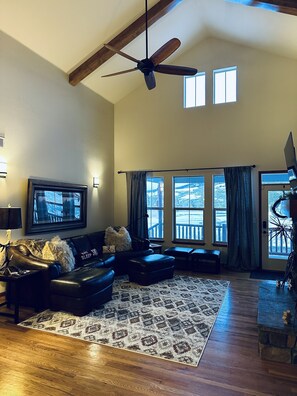 Smart TV, chimenea y libros 