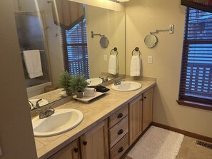 Tina con regadera, secadora de cabello, toallas, jabón 