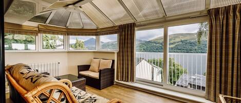 Fernseher, Kamin, DVD-Player